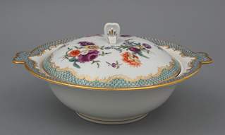 <b>Deckelschüssel Meissen, außerordentlich reich bemalt</b>