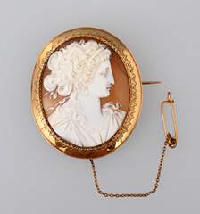 <b>Goldene Brosche mit exquisiter Muschelkamee</b>
