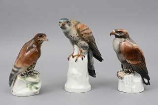 <b>Drei Greifvogelfiguren, Porzellan</b>