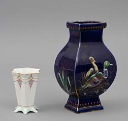 <b>Kobaltblaue Vase Frankreich mit Emailmalerei und kleine Art déco-Vase</b>