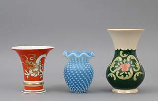 <b>Zwei Art Déco-Vasen und eine Glasvase Fenton USA</b>