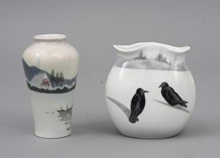 <b>Zwei kleine Vasen mit winterlichen Motiven</b>