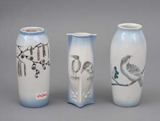 <b>Drei kleine Vasen mit Unterglasurdekor im Jugendstil</b>
