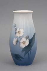 <b>Vase florales Unterglasurdekor</b>