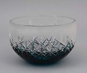 <b>Moderne Bleikristall-Schale mit Teilüberfang</b>