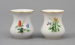 <b>Zwei kleine Väschen mit Wiesenblumenmalerei, Meissen </b>