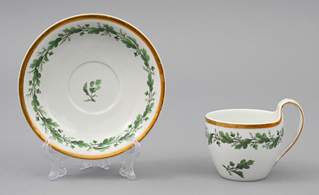 <b>Tasse mit Untertasse mit Eichenkranz</b>