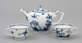<b>Kännchen und zwei Tassen mit Fels- und Vogel-Dekor, Meissen</b>