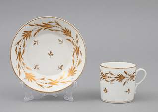 <b>Tasse mit Untertasse, klassizistisch</b>