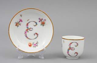 <b>Tasse mit Untertasse mit Blumenbuchstabe 