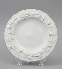 <b>Früher Teller mit reliefierter Weinranke, Meissen</b>