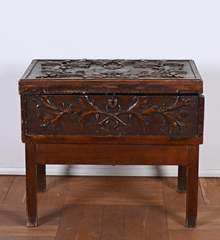 <b>Historistische Dokumenten-Truhe mit Wappen </b>