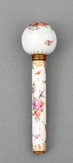 <b>Zierlicher Knaufgriff mit reicher Blumenmalerei</b>