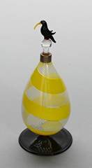 <b>Glasflakon mit Raben-Miniatur</b>