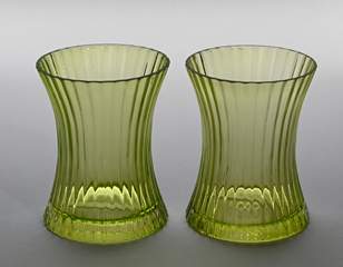 <b>Paar hellgrüne Art déco-Vasen, Josef Hoffmann zugeschr.</b>
